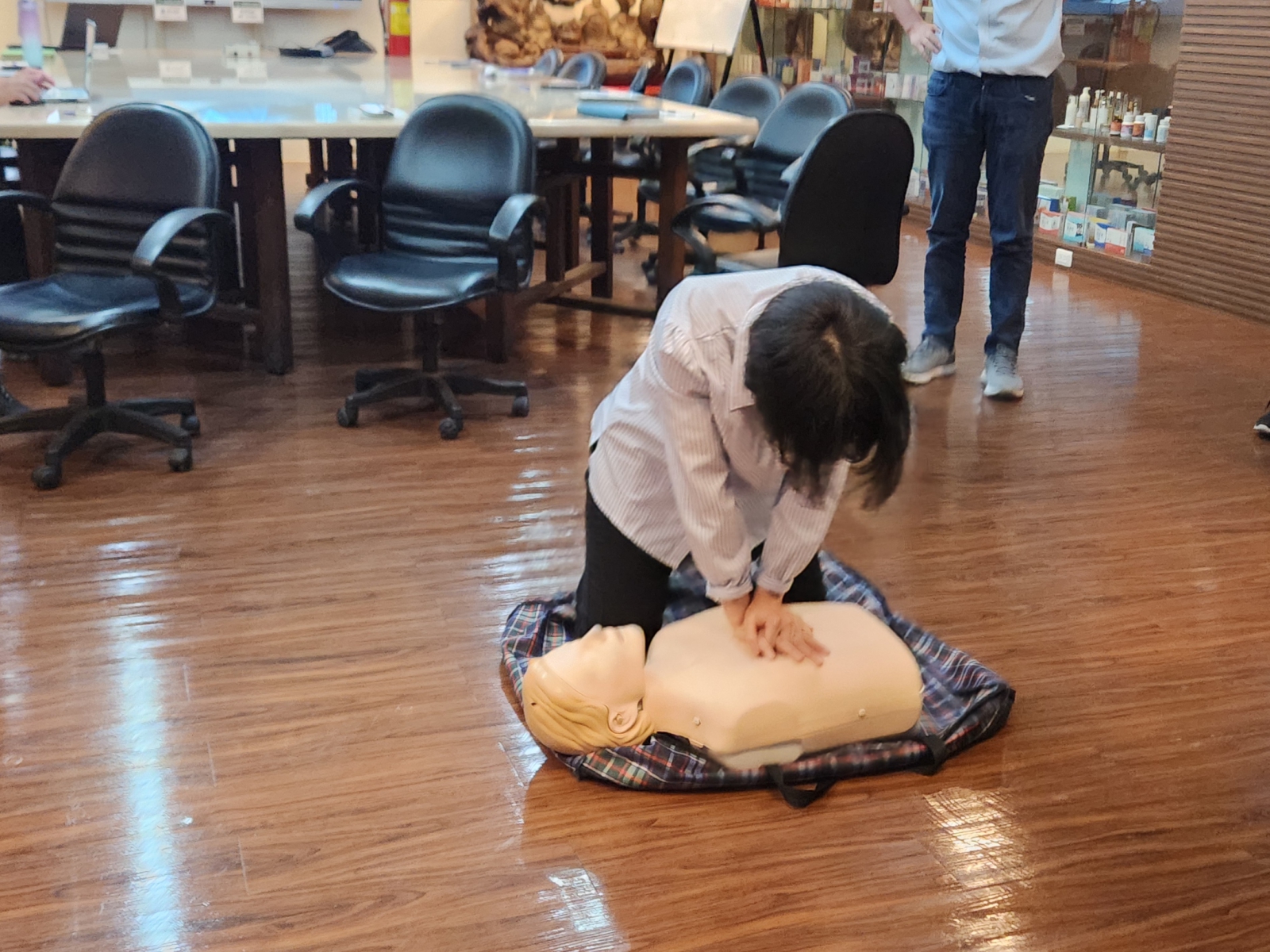 本館同仁落實急救訓練操作CPR心肺復甦術流程02